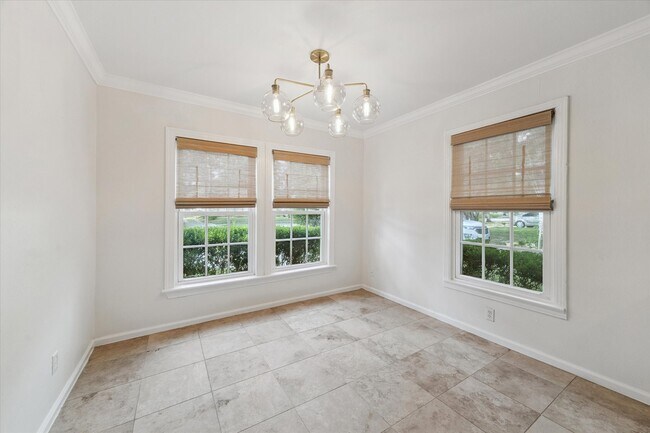 Foto del edificio - 1063 W 43rd St