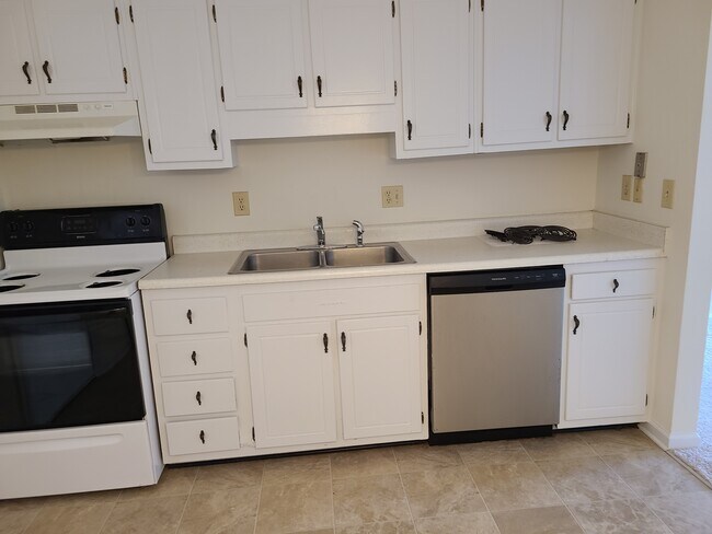 Building Photo - 1319 Bostian Dr