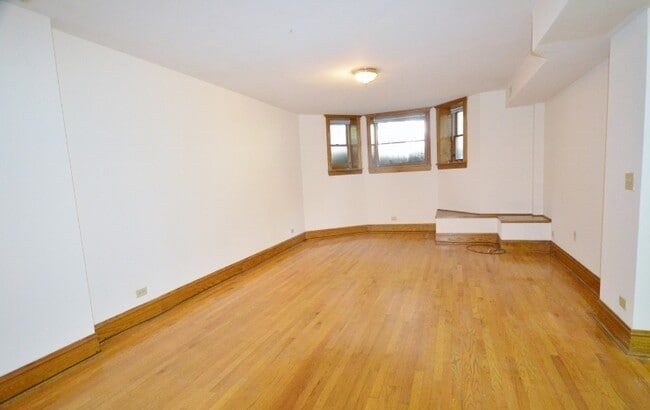 Building Photo - 1417 W Belle Plaine Ave