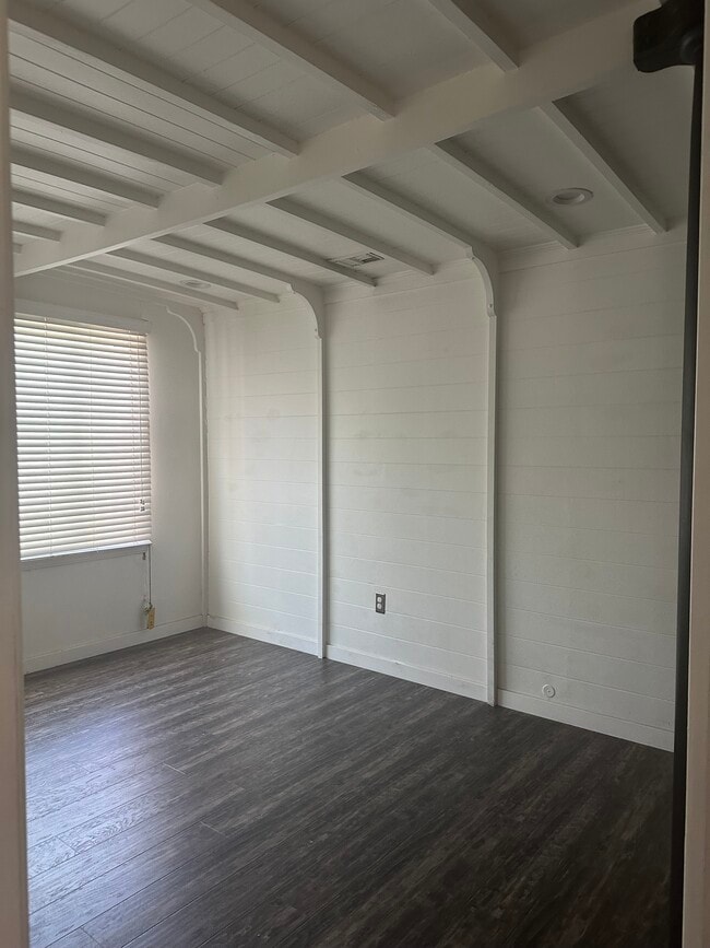 Building Photo - 2500 W 85th St