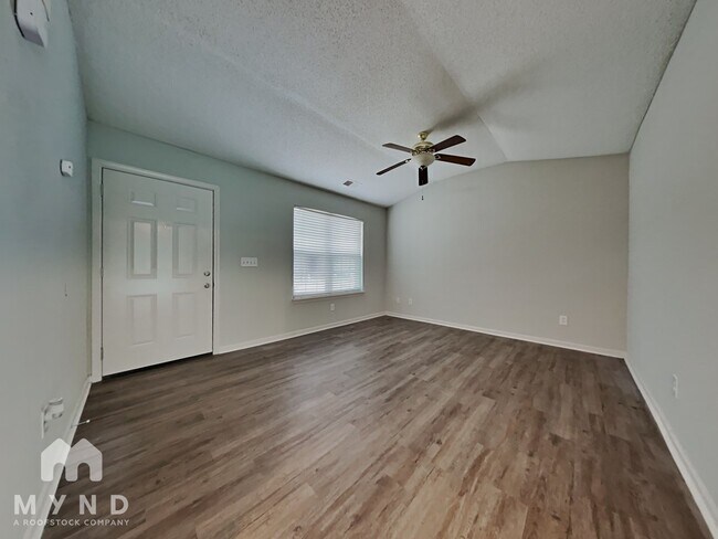 Foto del edificio - 6943 Rumple Rd