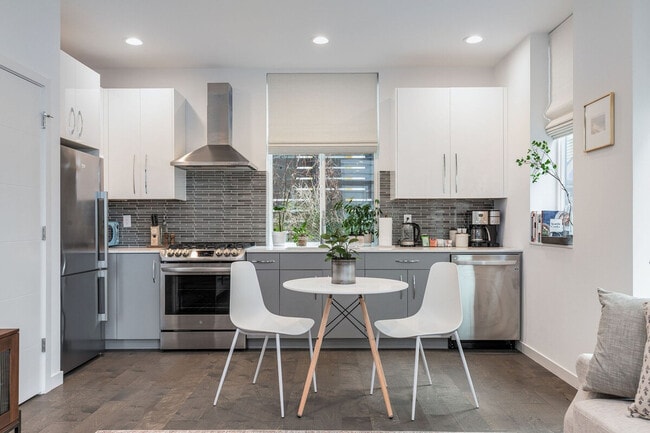 Building Photo - 1002 Boylston Ave E