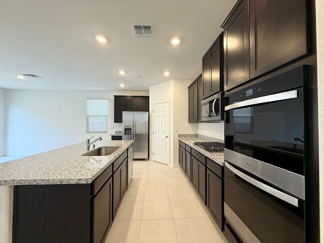 Foto del edificio - Modern Brand New Summerlin Home with 5 Bedrooms, Loft & Upgraded Finishes