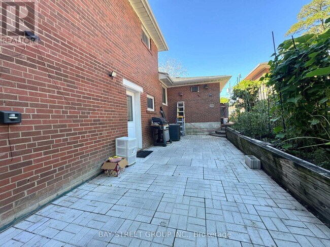 Building Photo - 43 Sherwood Forest Dr