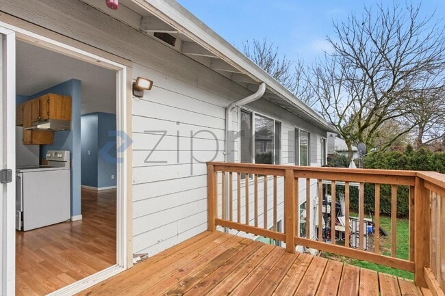 Building Photo - 11036 NE Wygant St