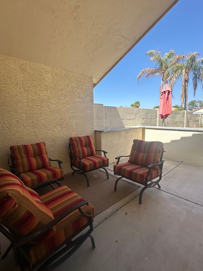 Building Photo - 10938 W Poinsettia Dr