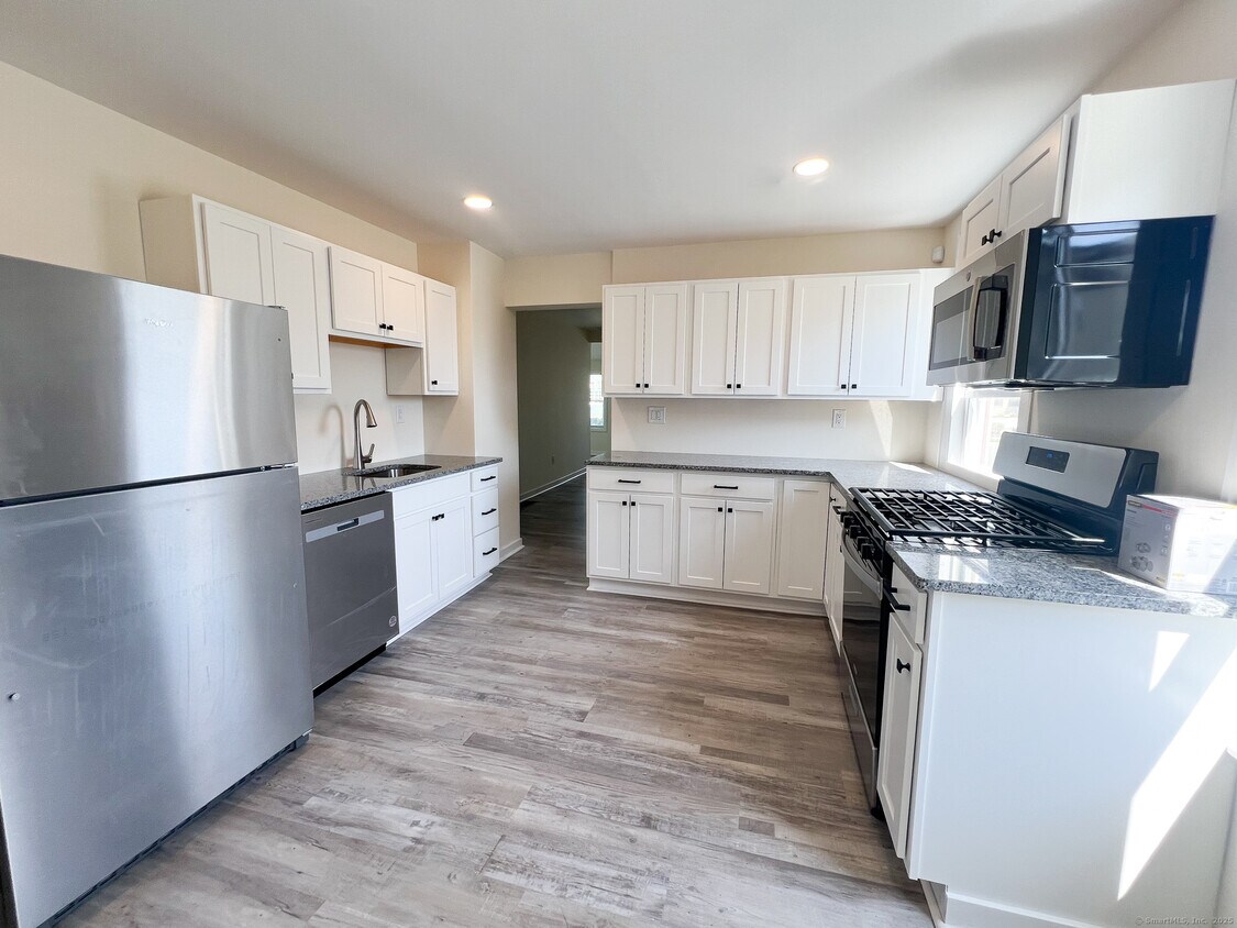 Foto principal - 353 Bridgeport Ave
