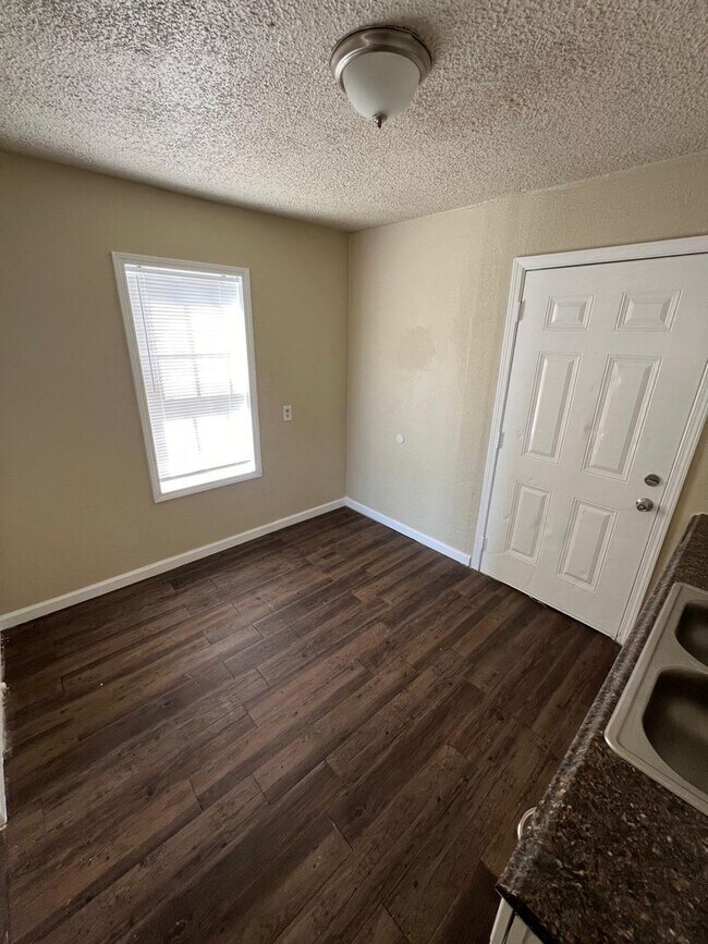 Foto del edificio - $0 First Month's Rent / $0 Deposit at Move-in