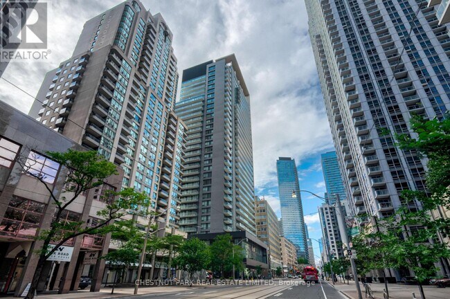 Photo du bâtiment - 770-1770 Bay St.