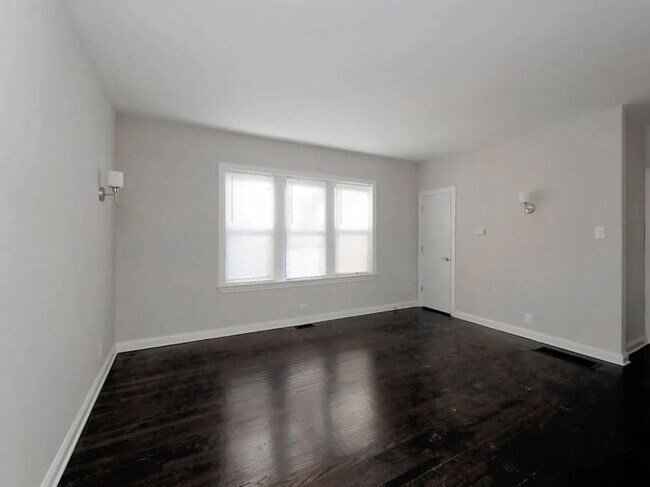 Building Photo - 2 bedroom in Chicago IL 60613