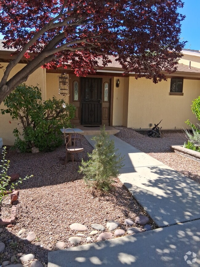 Building Photo - 2590 W Green Brier Dr