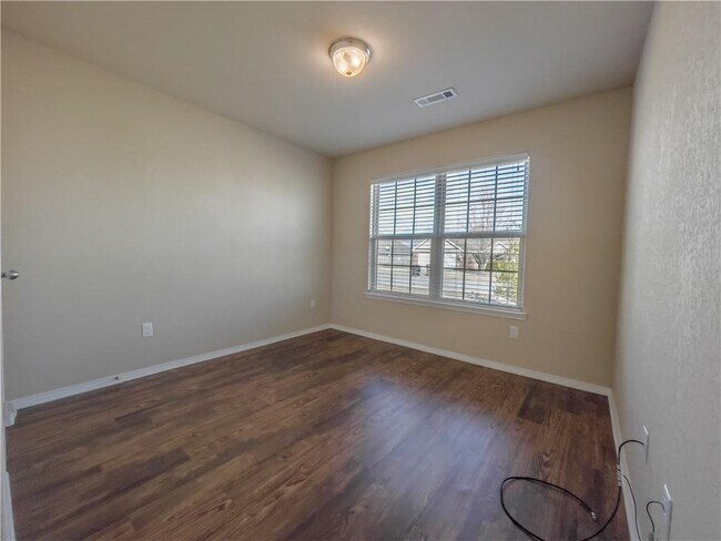 Building Photo - 304 E Laurel Ave