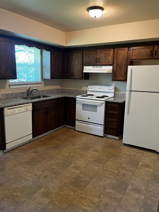 Building Photo - 8939 Caenen Lake Rd