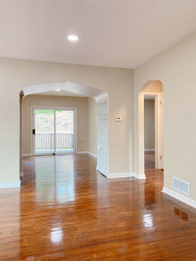 Foto del edificio - Beautifully updated 5 bed 2 bath house $2200