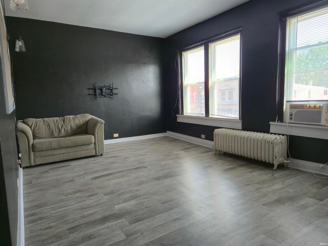 Foto principal - 114 E Main St