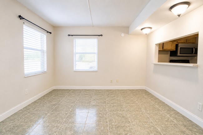 Building Photo - 7126 Waterside Dr