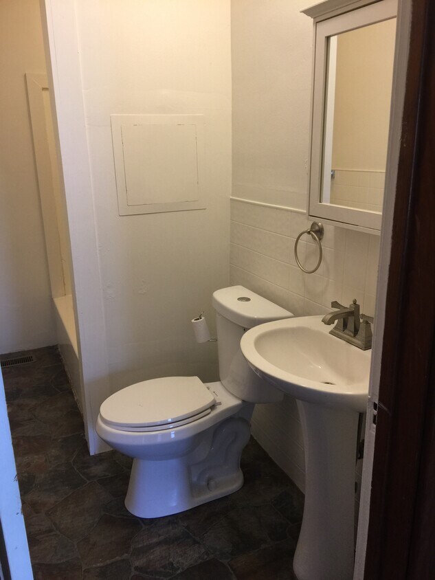 Main bathroom with full tub and shower - 2122 Hillside Ave