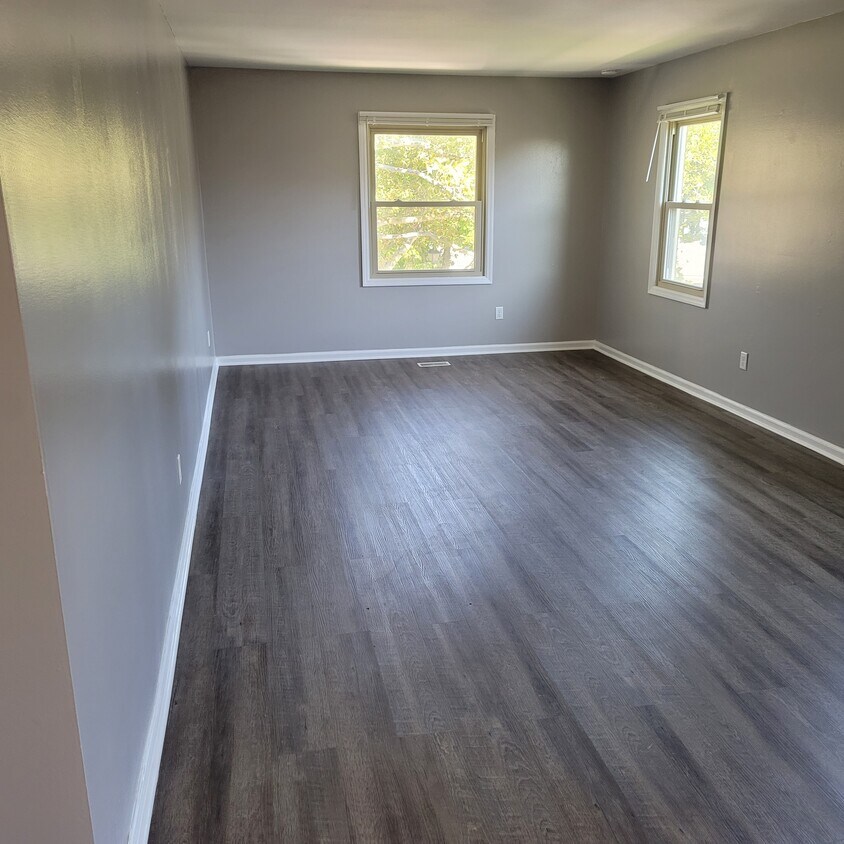 Large Living room - 991 Manor Ln