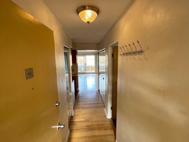 ¡Bienvenido a casa! Pasillo de entrada. - 530 W Barry Ave