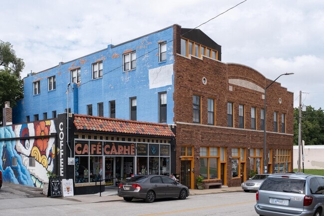 Building Photo - 918 E 5th St