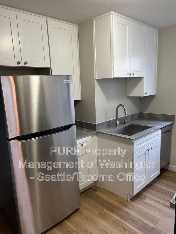 Building Photo - 111 10th St SE