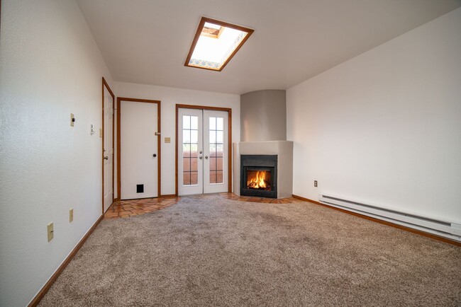 Building Photo - Sweet, Small Private Unit Available Now!