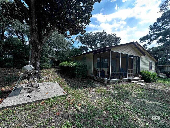 Foto del edificio - 5595 Virginia St