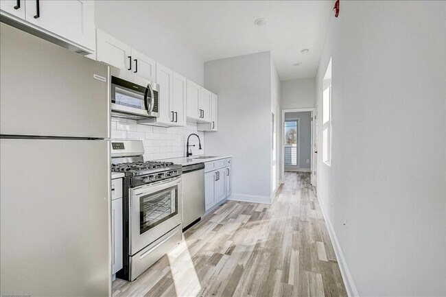 Building Photo - 906 S 51st St