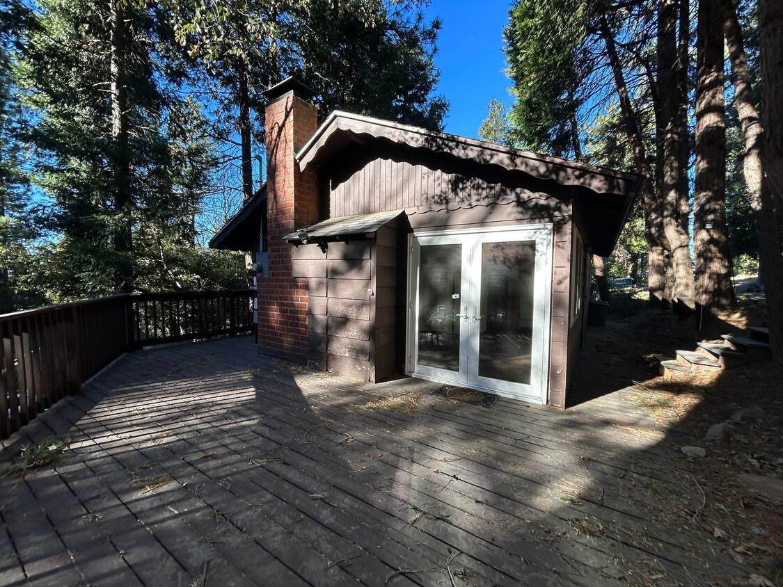 Foto principal - Cozy 2 Bedroom 1 Bathroom Home In Crestline!