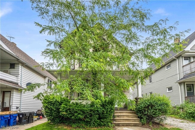 Building Photo - 1345 W 61st St