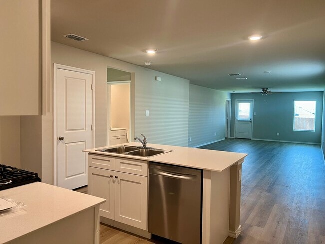 Building Photo - 5529 Rollins Dr