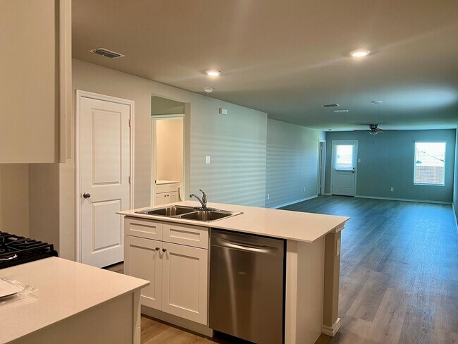 Foto del edificio - 5529 Rollins Dr