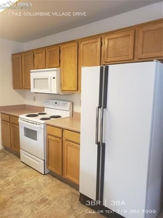 Building Photo - Conveniently located Townhome