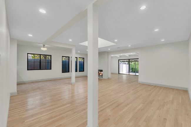 Living Room - 4316 Bellaire Ave