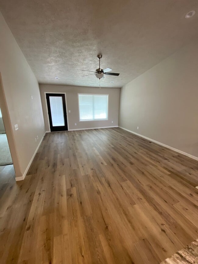 Building Photo - Twin Home