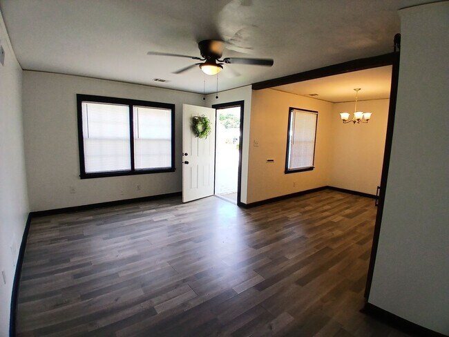 Foto del edificio - Beautiful 3 bedroom 1 bath home - Open To ...