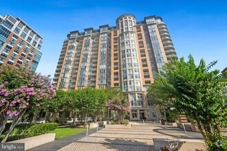 Building Photo - 8220 Crestwood Heights Dr