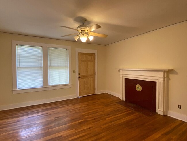 Foto del edificio - 2 Bedroom 1 Bath Home In Greenville !