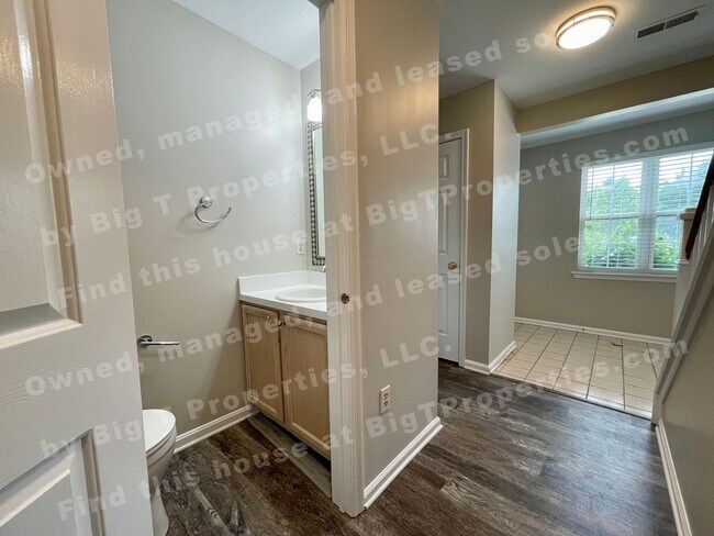 Foto del edificio - Large 4 bedroom 2.5 bath 2 car garage hous...