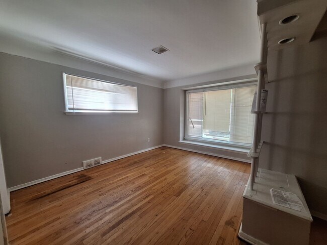 Foto del edificio - 14510 Greenview Rd
