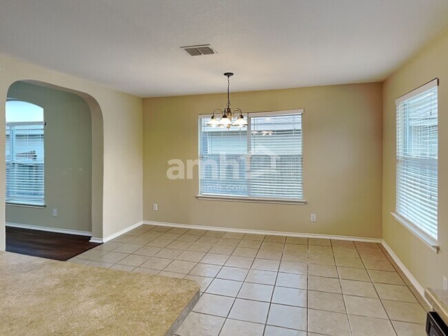 Foto del edificio - 232 Rock Springs Dr