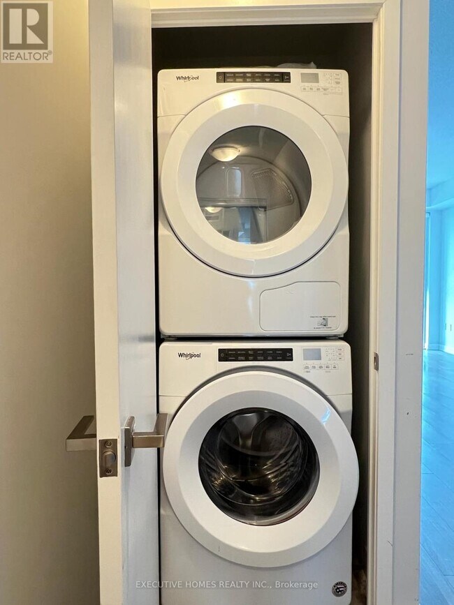 Photo du bâtiment - 4055 Parkside Village Dr