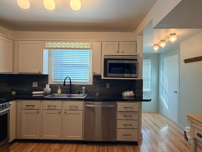 Foto del edificio - 45 Wallinwood Ave NE