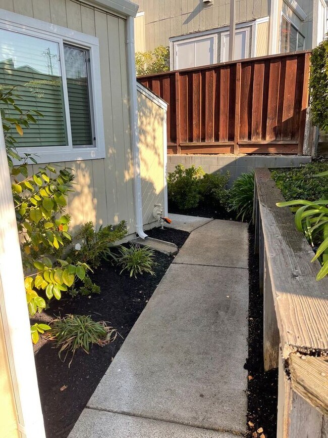 Building Photo - Prime Castro Valley location - 3 bedroom 2...