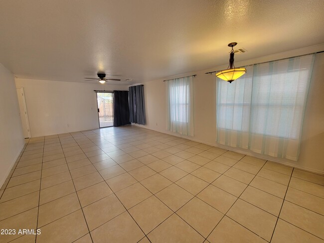 Foto del edificio - 2259 E Spruce Dr