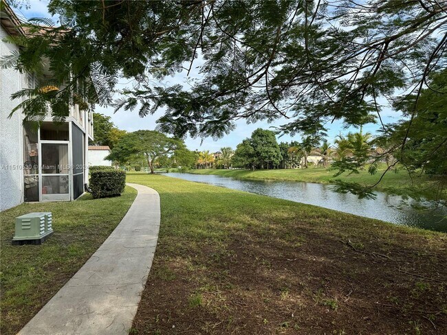 Building Photo - 10365 N Kendall Dr