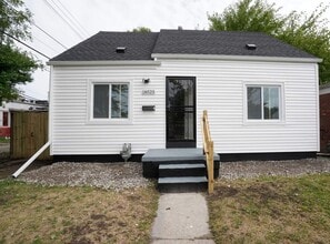 Building Photo - This beautifully updated 3-bedroom, 1-bath...