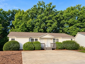 Building Photo - 2728 White Oak Ln