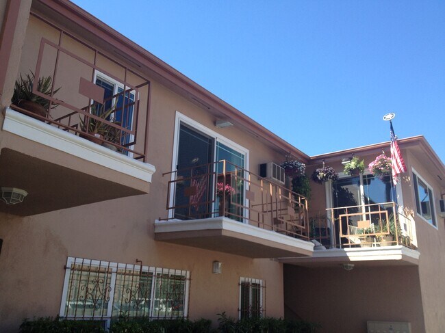 Foto del edificio - 1439 N Hudson Ave
