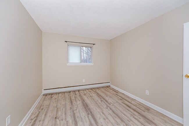 Building Photo - 11 Crescent Dr